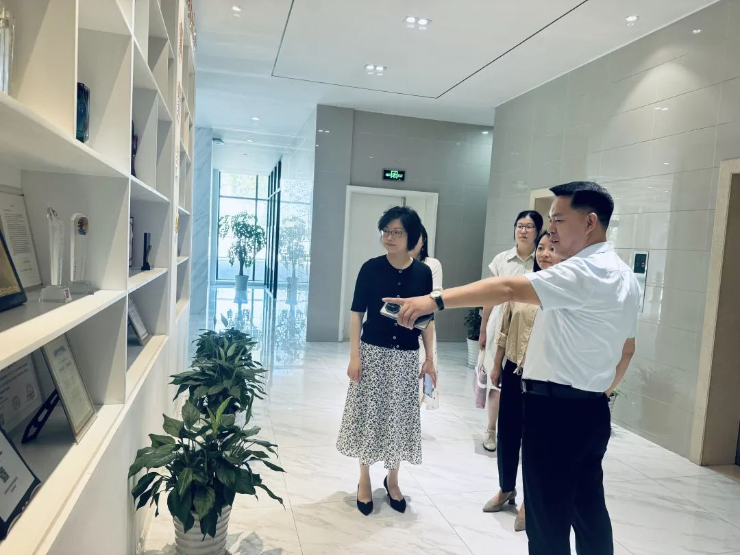 新闻 | 吴泾镇党委领导莅临宝开，夏送清凉，慰问一线