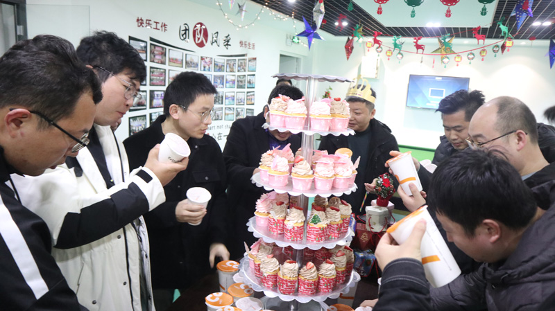缤纷平安夜，欢乐圣诞节 | 宝开举办第四季度员工集体生日会