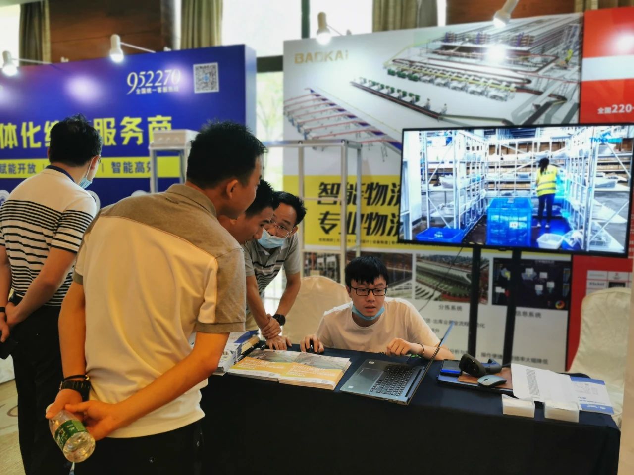 宝开常务副总裁王雷发表演讲 | 宝开再次荣获“服装物流行业优秀技术装备供应商”表彰