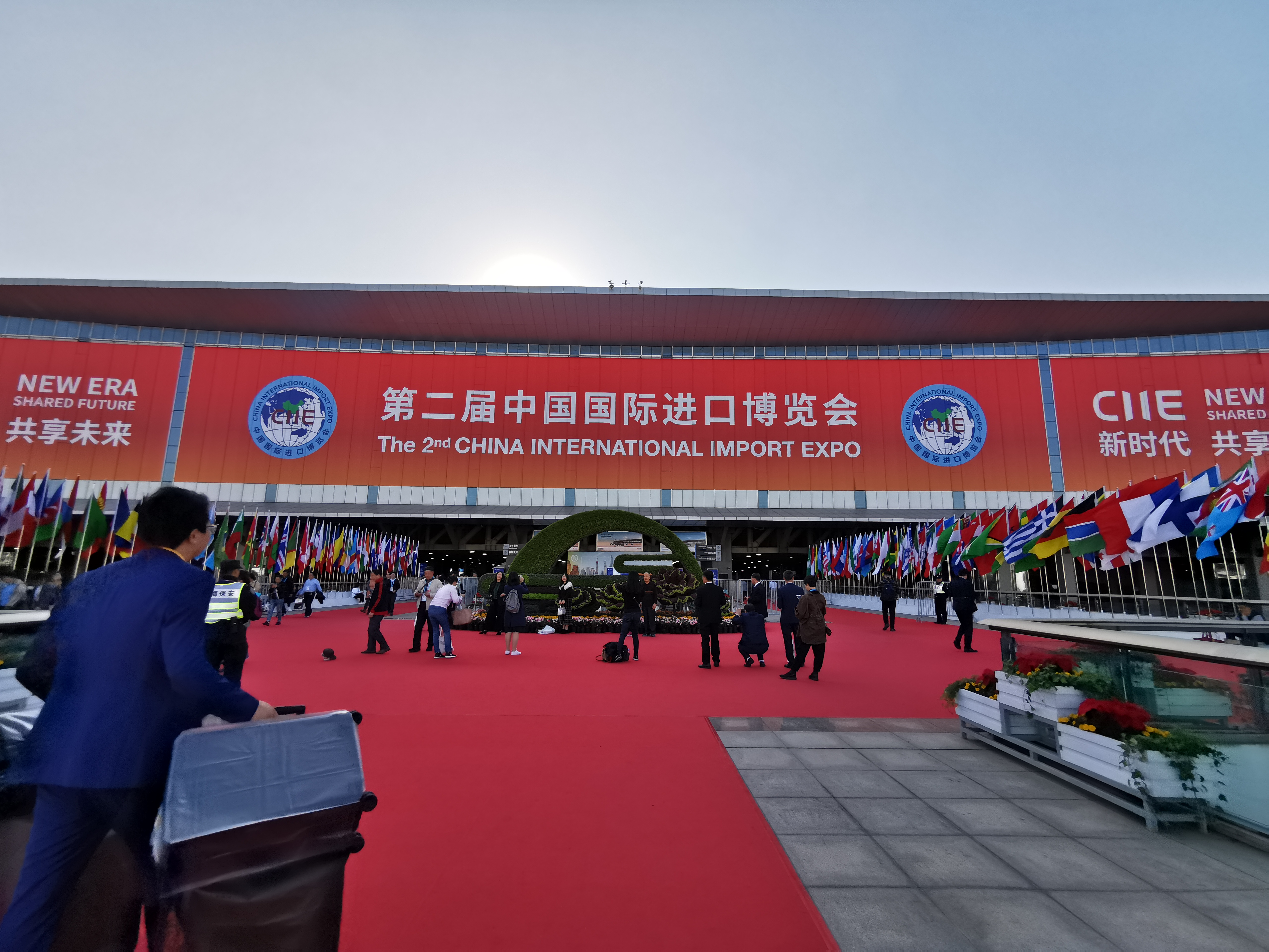 ＂合作、创新、共享＂话进博一一宝开董事长邢志文参观进博并接受SMG记者采访