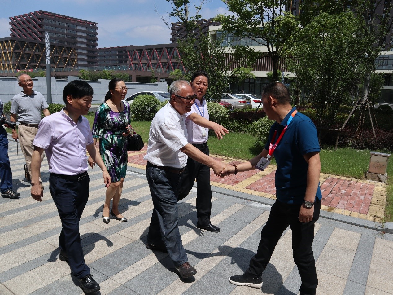 新闻 | 无锡市原政协领导、吴泾镇党委领导一行莅临宝开参观考察