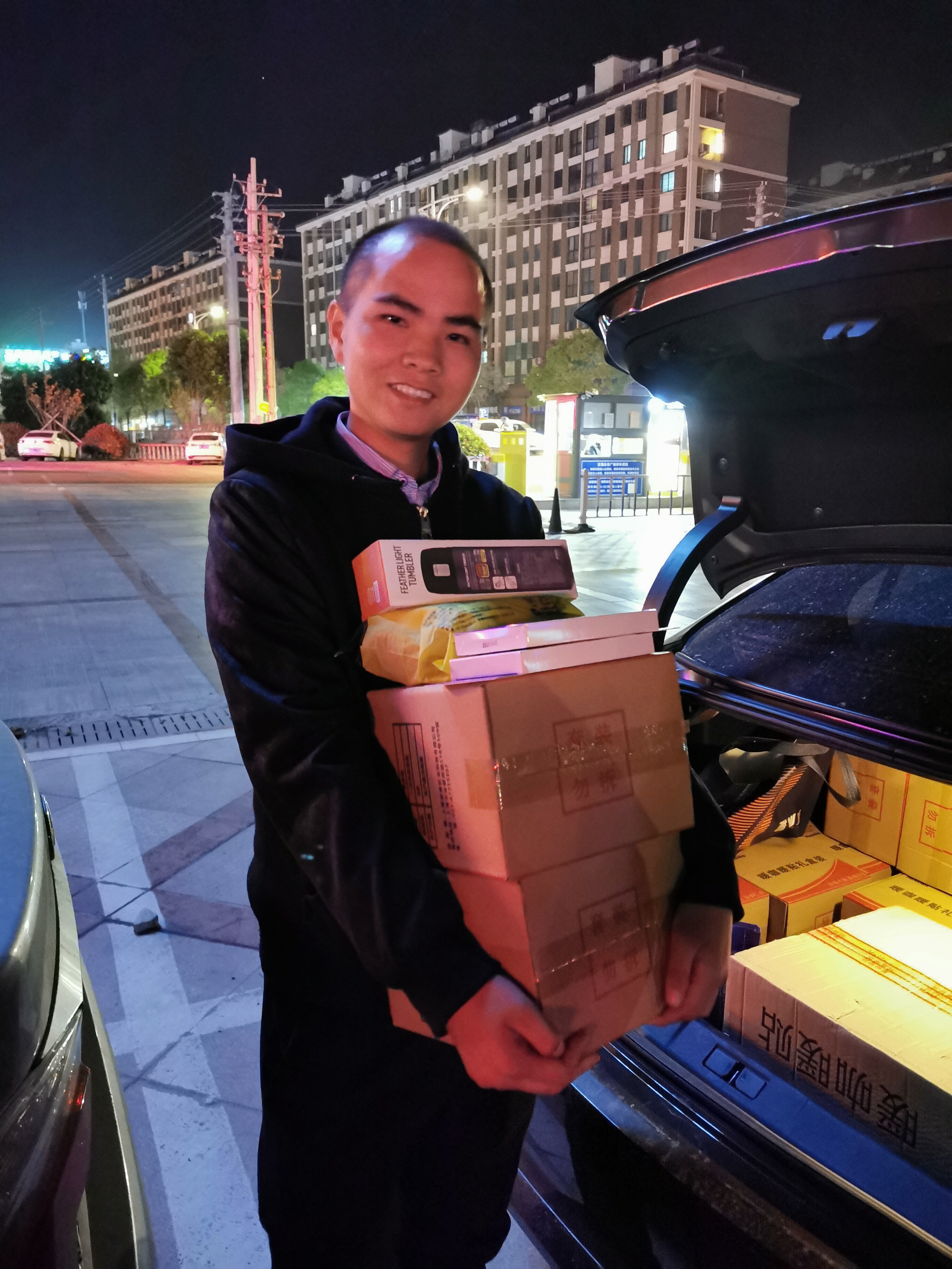 11月中旬，宝开工会组织开展“走一线、送温暖”关爱员工暖冬行动。