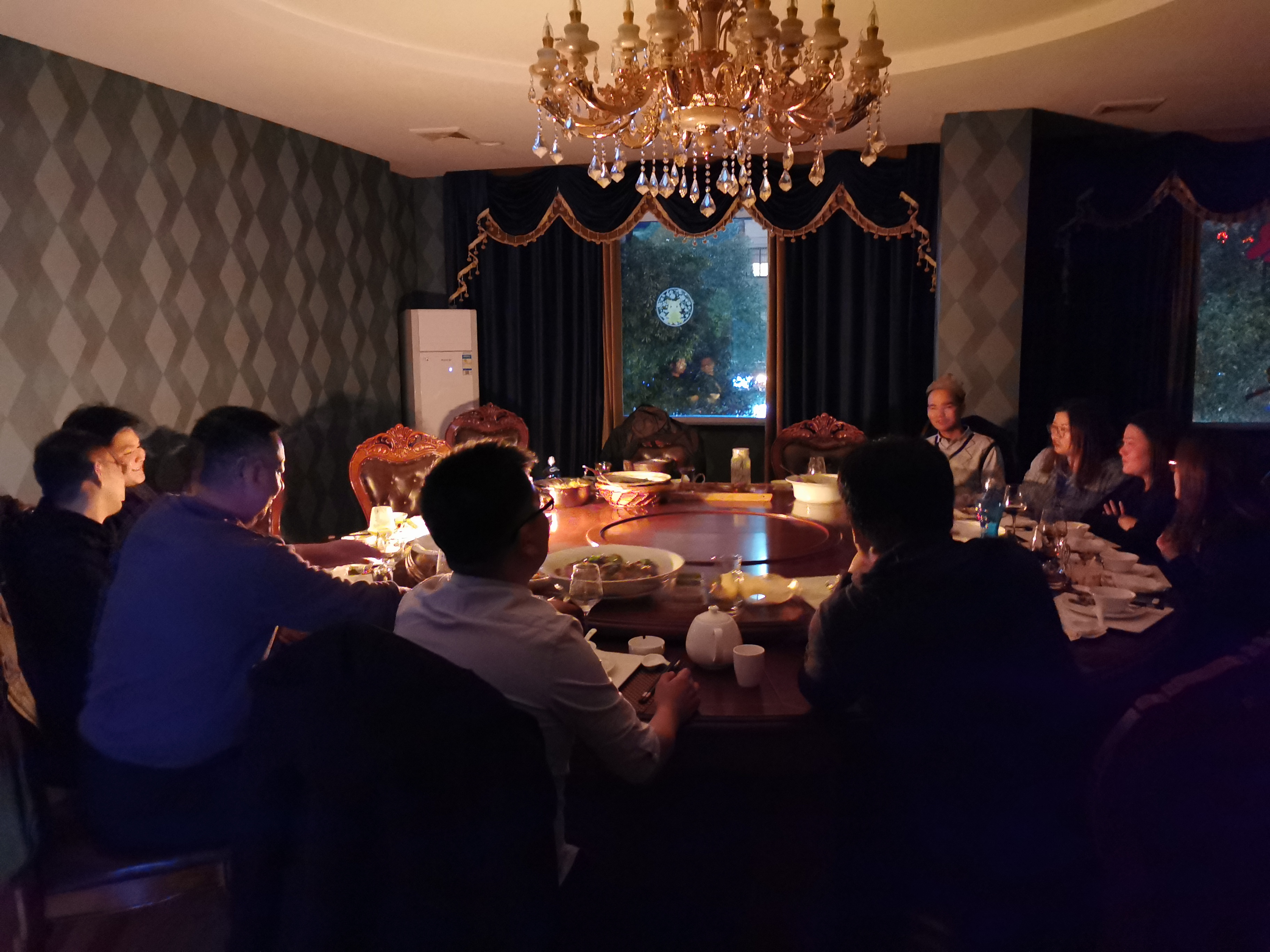 11月中旬，宝开工会组织开展“走一线、送温暖”关爱员工暖冬行动。