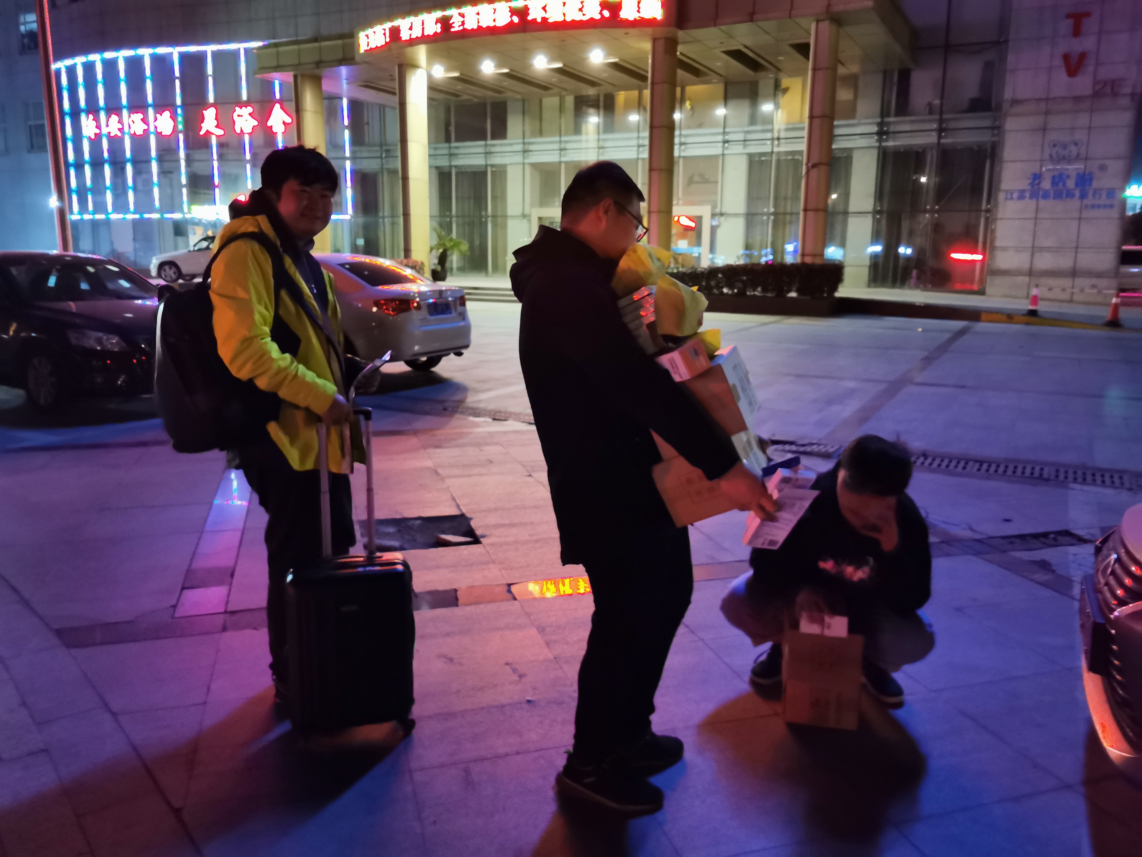 11月中旬，宝开工会组织开展“走一线、送温暖”关爱员工暖冬行动。