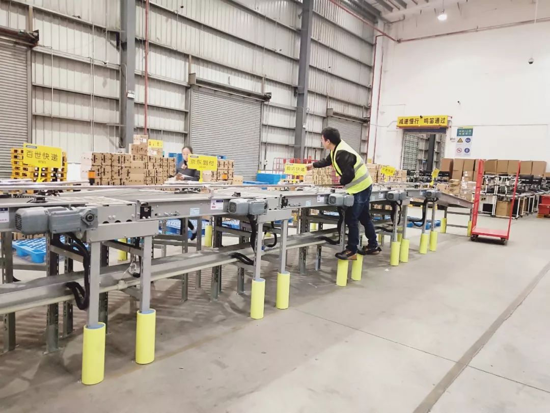 11月中旬，宝开工会组织开展“走一线、送温暖”关爱员工暖冬行动。