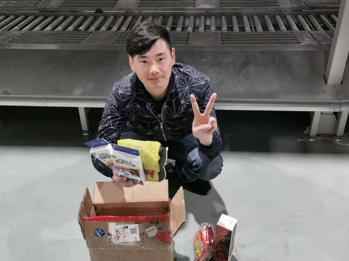 11月中旬，宝开工会组织开展“走一线、送温暖”关爱员工暖冬行动。