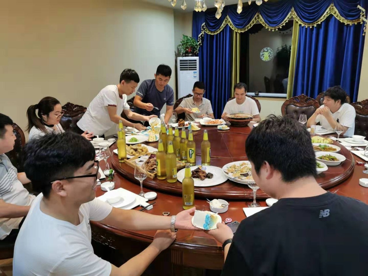 夏送清凉,集体庆生,慰问一线 | 致我们的一线伙伴:辛苦了!